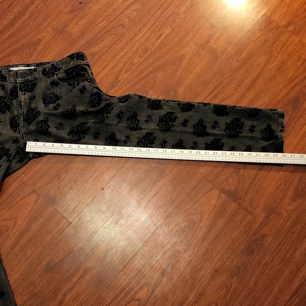Chico’s jeans size 1.5  velvet rose black print - Picture 8 of 11